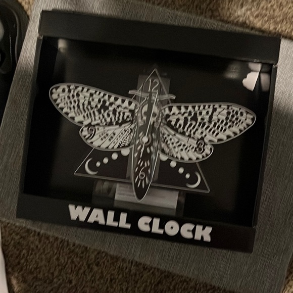Hot topic death moth wall clock - Picture 2 of 3